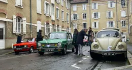 actu cin&eacute;ma  mardi 10 février 2026, près de 25 véhicules d’époque étaient garés rue de la paix, à rennes (ille-et-vilaine), dans le cadre du tournage du film « mariage au goût d’orange ». 