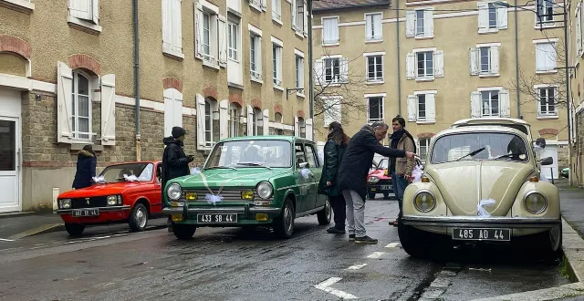 photo  mardi 10 février 2026, près de 25 véhicules d’époque étaient garés rue de la paix, à rennes (ille-et-vilaine), dans le cadre du tournage du film « mariage au goût d’orange ».  &copy;  ouest-france 