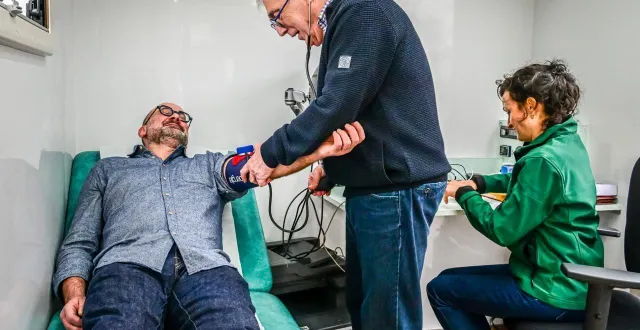 photo  bonnétable, mardi 10 février 2026. le docteur christian gorosse et delphine neré, l’une des infirmières du médibus, sont accueillis avec soulagement par les patients privés de médecin traitant.  &copy;  le maine libre - yvon loué 