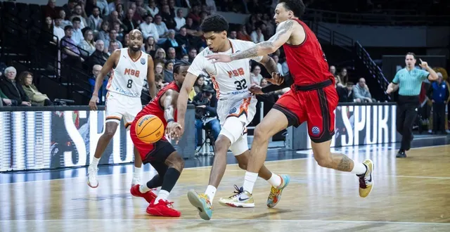 photo  lucas dufeal et le msb semblent inarrêtables dans ce top 16 de ligue des champions.  &copy;  archives dominique breugnot/ouest-france 