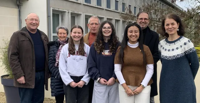 photo  mercredi 4 février 2026, selma kristou (premier plan, deuxième en partant de la droite) entourée de ses amies, de son professeur et des membres du lions club de segré. la lycéenne a livré un extrait de son discours, salué par les applaudissements.  &copy;  ouest-france 