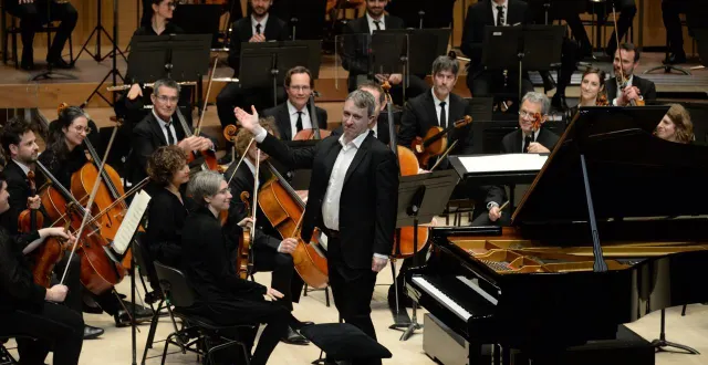 photo  centre de congrès, 8 février 2026. le pianiste jean-frédéric neuberger impérial dans le « concerto pour piano » de grieg.  &copy;  photo co jérôme hurstel 