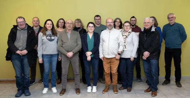 photo  alain maraquin (troisième en partant de la gauche) est candidat à sa succession, au pin-la-garenne.  &copy;  photo transmise 
