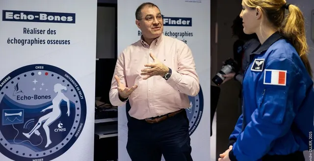 photo  marc-antoine custaud présente l’expérience echo-bones à sophie adenot.  &copy;  © cnes/ollier alexandre, 2025 