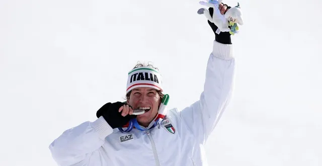 photo  giovanni franzoni sur le podium de la descente des jeux olympiques de milan-cortina, le 7 février 2026.  &copy;  christian petersen / getty images via afp 
