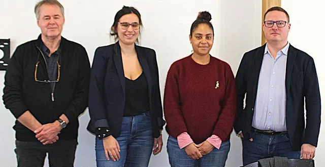 photo  de gauche à droite, michel bouillon, qui anime des permanences, meggan richard, porteuse de projet, julie oyono et nicolas massin qui animent le coworking au lude.  &copy;  le maine libre 