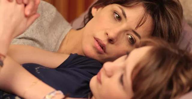 photo  sophie marceau (anne) et christa theret (lola) dans « lol (laughing out loud) ».  &copy;  © 2009 pathé production bethsabée mucho tf1 films production 
