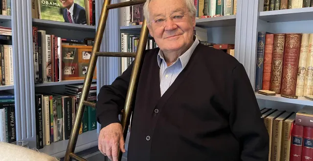 photo  jean-claude lenoir dans sa bibliothèque, chez lui, à mortagne-au-perche.  &copy;  ouest-france 