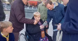 Info insolite  non-voyante, chantal leloutre a pu suivre les explications du guide conférencier, au cœur de la cathédrale notre-dame, grâce à un matériel spécifique. 