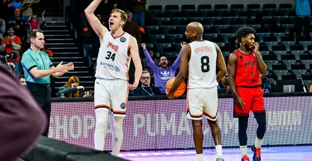photo  le manceau david dileo arrangue la foule d’antarès dans les derniers instants du match contre le rytas vilnius, mercredi 4 février 2026.  &copy;  photo : le maine libre - yvon loué 