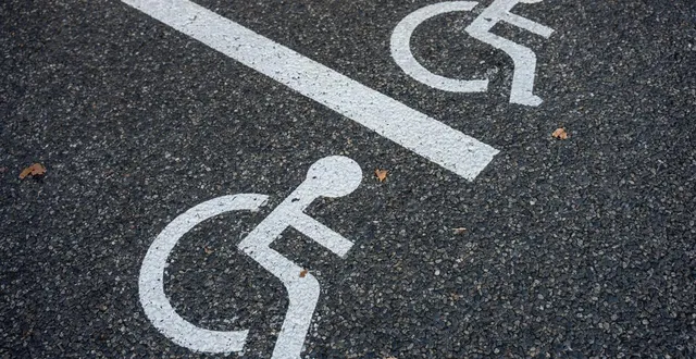 photo  quels sont les documents qui donnent le droit de stationner sur une place de parking pmr (photo d’illustration).  &copy;  hans lucas via afp 