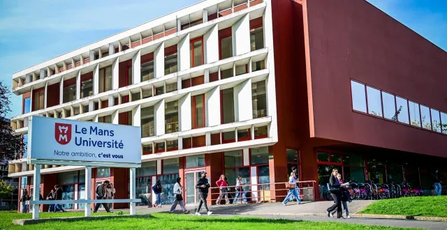 photo  les lycéens seront accompagnés tout au long de la journée par un étudiant.  &copy;  photo archives le maine libre - yvon loué 