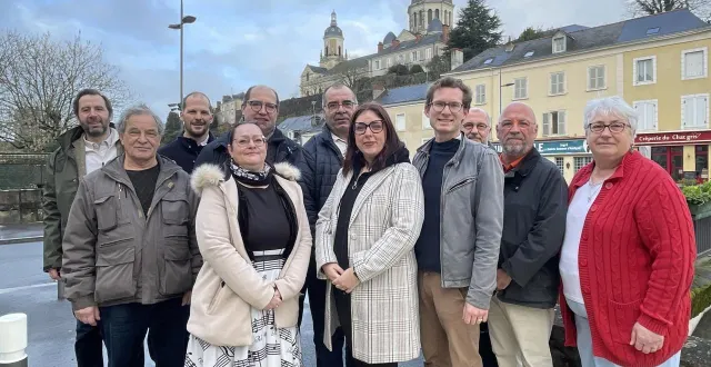 photo  raphaël de la salmonière (4e en partant de la droite) est le chef de file de la liste ensemble, réveillons segré-en-anjou bleu.  &copy;  ouest-france 