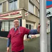 photo  angers, boulevard de strasbourg, le 10 février 2026. le boucher yvon poulet réclame un forfait stationnement pour les commerçants, non-résidents. 