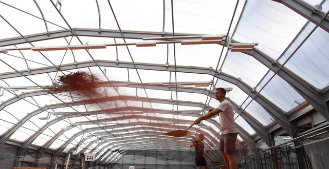 photo  l’équipement court central la baumette a été livré en juin 2017. il représente un investissement de 6 millions d’euros ttc. des problèmes de condensation y ont été observés dès le début. il va falloir encore patienter un peu.  &copy;  archives co - josselin clair 