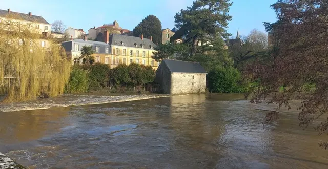 photo  beaupréau, mercredi 11 février 2026. au pied de la vieille ville de beaupréau, les eaux de l’evre ont monté de plus d’un mètre dans la nuit.  &copy;  co - gérard musset 
