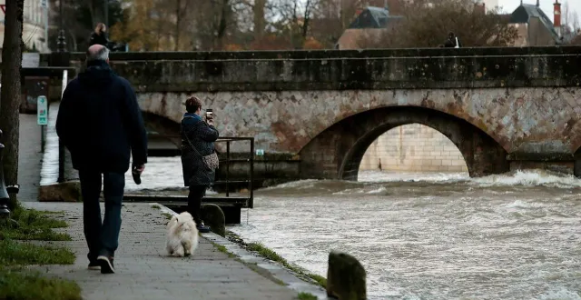 photo  a niort, la sèvre niortaise est à la limite de déborder quai de la regratterie. la situation pourrait s’aggraver en cette fin de semaine.  &copy;  co - benoit felace 