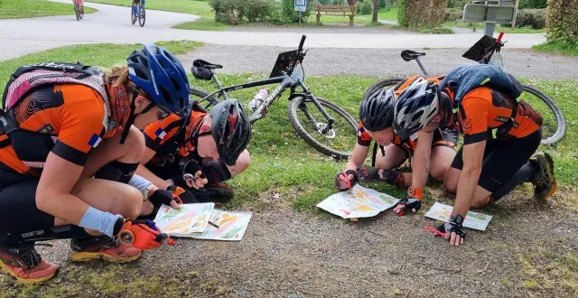 photo  au raid des p’tits suisses normands, il faut être capable de lire une carte.  &copy;  les p’tits suisses normands 