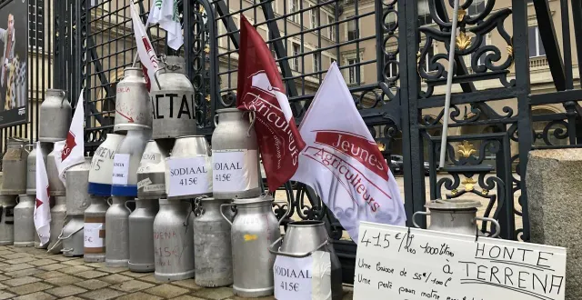 photo  les producteurs de lait de maine-et-loire ont formé un mur de bidons devant la préfecture de maine-et-loire.  &copy;  co 