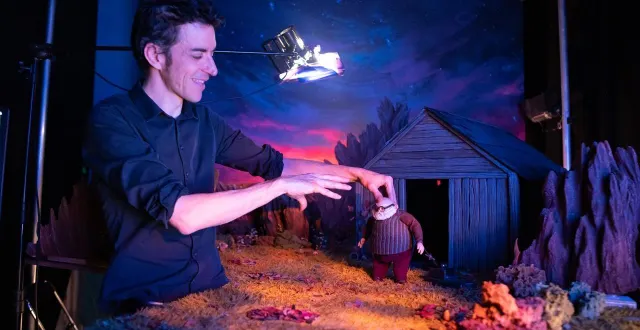 photo  jean-claude rozec, sur le tournage du film les contes du pommier, dans les locaux de vivement lundi !  &copy;  mathilde gaillard 