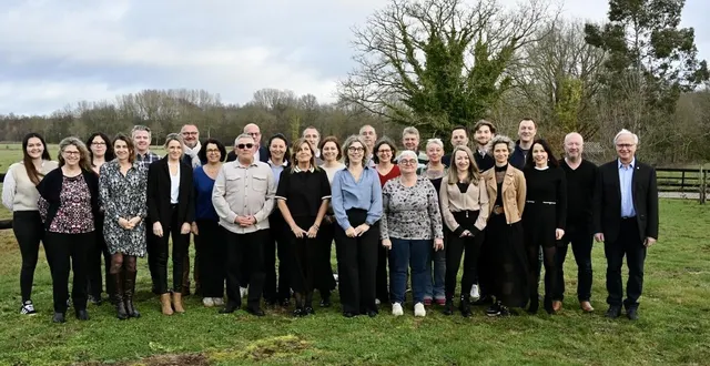 photo  les rives-du-loir-en-anjou, 1er février 2026. carine le bris-voinot (chemise bleue) au milieu de ses colistiers, sans étiquette politique.  &copy;  dr 