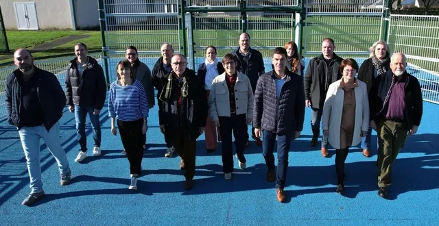 photo  patricia maussion (au 1er rang, deuxième en partant de la droite) mène la liste loiré, une équipe engagée pour tous.  &copy;  loiré, une équipe engagée pour tous 