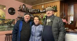 Info insolite  christiane le pichon, entourée par deux de ses fidèles habitués, michel et gérard, au bar les 4 as, à gourin, où elle vient de fêter ses 90 ans et ses 60 ans à la tête du café. 