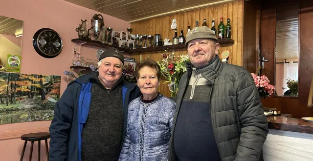 photo  christiane le pichon, entourée par deux de ses fidèles habitués, michel et gérard, au bar les 4 as, à gourin, où elle vient de fêter ses 90 ans et ses 60 ans à la tête du café.  &copy;  ouest-france 