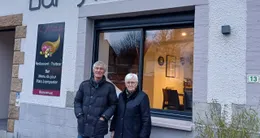 actu cin&eacute;ma  daniel blanchetière, du cinéma le trianon au bougneuf-la-forêt, et jacqueline bruand, devant le bistrot emblématique du bourgneuf-la-forêt, qui s’appelle aujourd’hui l’alica 