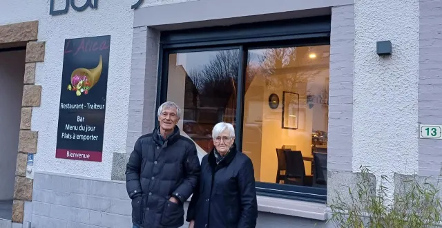 photo  daniel blanchetière, du cinéma le trianon au bougneuf-la-forêt, et jacqueline bruand, devant le bistrot emblématique du bourgneuf-la-forêt, qui s’appelle aujourd’hui l’alica  &copy;  . ouest-france 