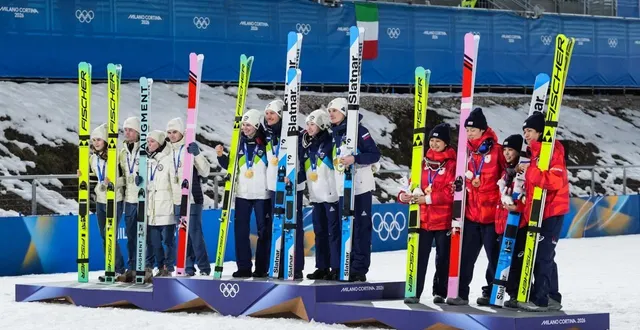 photo  le podium des médaillés du ski acrobatique aux jo 2026.  &copy;  cemal yurttas / afp 