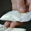 photo  après avoir interpellé le fuyard qui avait esquivé leur contrôle routier, les gendarmes ont retrouvé sur lui un sachet en plastique contenant un peu de cocaïne sur lequel figurait la mention : 100 grammes. 