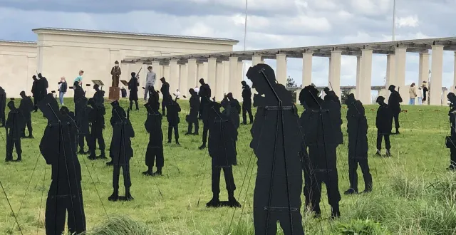 photo  les 1 475 silhouettes seront de retour pour la troisième année consécutive au mémorial britannique de ver-sur-mer. elles seront visibles à partir du 25 avril 2026.  &copy;  archives ouest-france 
