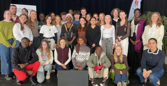photo  le jury international est composé cette année de 24 jeunes âgés de 15 à 25 ans, de 16 nationalités différentes. au centre : hadja idrissa bah. à droite : fiona schnell.  &copy;  ouest-france 