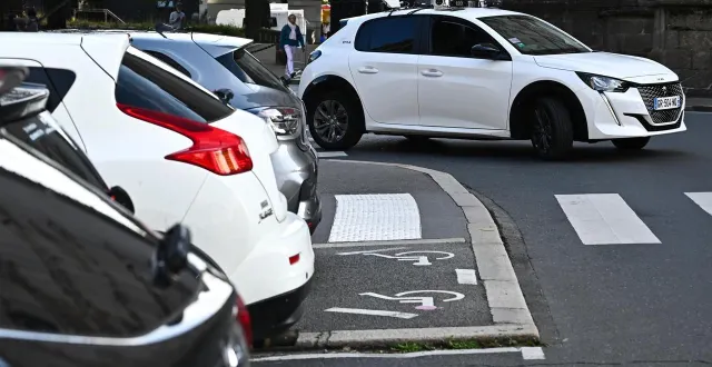 photo  depuis septembre 2024, le contrôle du strationnement est assuré par un système automatisé de lecture de plaques d’immatriculation sur des peugeot e-208 qui font des rondes dans le centre-ville de nantes.  &copy;  franck dubray / ouest france 
