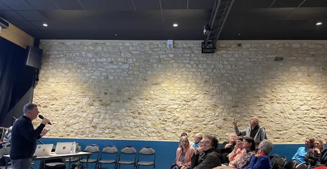 photo  jacques fortis, le maire de briouze, a défendu le projet de vingt-deux logements dans le centre de briouze, par le bailleur logissia, face aux riverains en colère.  &copy;  ouest-france 