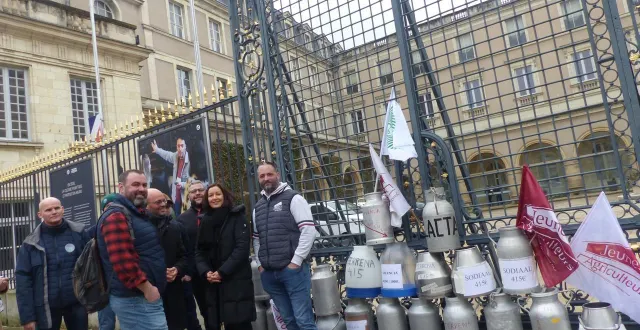 photo  la présidente du conseil départementale, florence dabin, était présente pour soutenir les producteurs de lait.  &copy;  ouest-france 