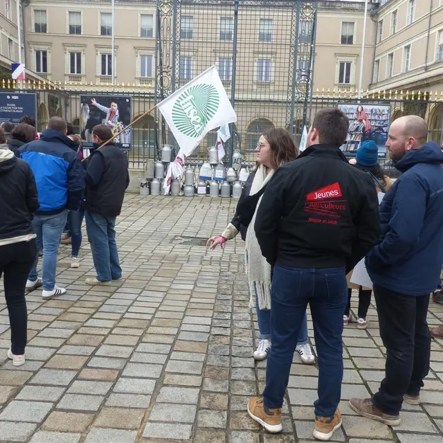 photo à l’appel de la fnsea, 35 producteurs de lait se sont retrouvés devant les bidons de lait symbolique de leur ras-le-bol.  ©  ouest-france