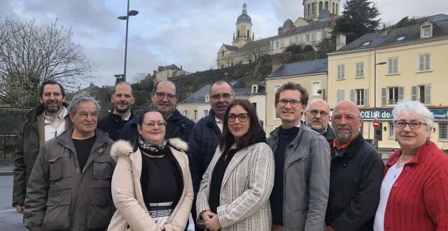 photo  quelques membres de la liste « ensemble réveillons segré-en-anjou-bleu » née de la fusion des listes de stéphane trottier et raphaël de la salmonière.  &copy;  co - marie-hélène moron 