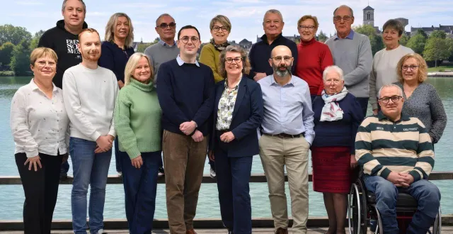 photo  au premier rang : nathalie galeran, guillaume petit, anne lerondeau, pierre jean groutel, christine desmortier, florent michel, monique boulay, pierre-yves marie, sylvie prel au 2e rang : anthony desvergnes, sophie guiboux, denis rattier, christelle legendre, marc landemaine, marie-françoise desvergnes, patrick lawson, martine portais.  &copy;  fournie par la liste « s’engager pour le mêle » 