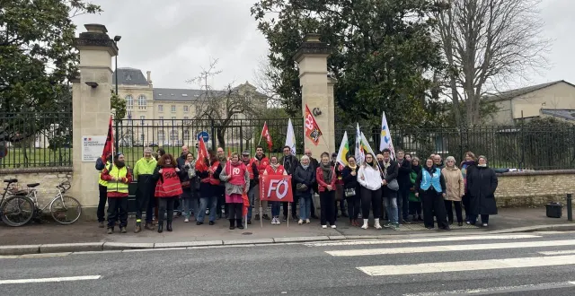 photo  une soixantaine de personnes ont manifesté à caen devant le rectorat pour dire leur colère face aux 270 suppressions de postes prévues en normandie par l’éducation nationale.  &copy;  ouest france 