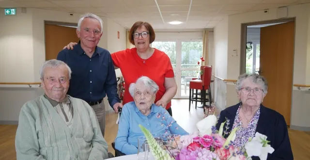 photo  marie-rose tessier lors de sa fête d’anniversaire pour ses 115 ans dans son ehpad des sables-d'olonne, le 21 mai 2025, entourée de son neveu, emmanuel bousseau, alors âgée de 99 ans, de son épouse odette, 98 ans, avec au second plan, son petit-neveu, daniel bousseau, et sa petite-fille marie-christine berjonval.  &copy;  daniel bousseau 