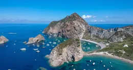 Info insolite  encore largement préservé du tourisme, l’île italienne de palmarola, accessible difficilement depuis rome, séduit par son isolement total, ses paysages naturels et son patrimoine culturel discret. 