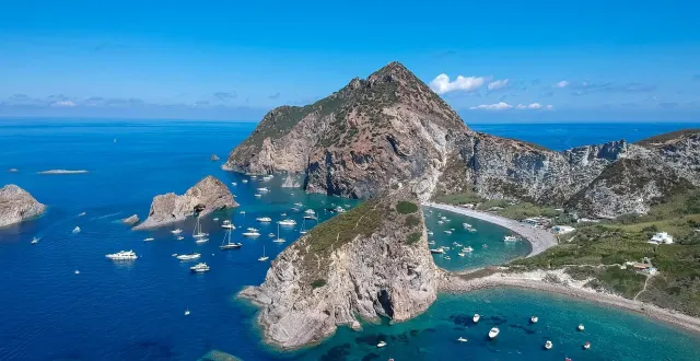 photo  encore largement préservé du tourisme, l’île italienne de palmarola, accessible difficilement depuis rome, séduit par son isolement total, ses paysages naturels et son patrimoine culturel discret.  &copy;  getty images - giongi63 