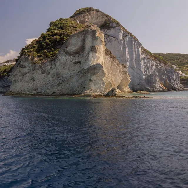 photo son littoral composé de falaises, de tunnels et de grottes.  ©  istock - wirestock