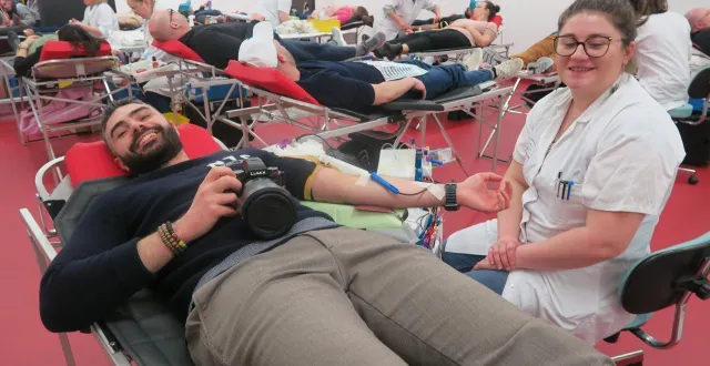 photo  alexandra, infirmière de blois, est venue discuter avec stéphane qui n’a pas vu le temps passer !  &copy;  ouest-france 