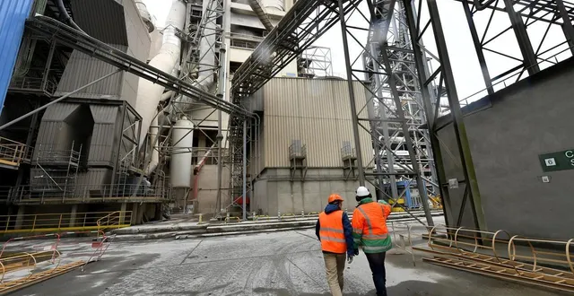 photo  la cimenterie de holcim (ex lafarge) à saint-pierre la cour en mayenne va bénéficier d’une aide publique de 170 millions d’euros pour se décarboner.  &copy;  ouest-france 