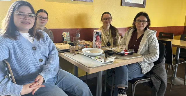 photo  nadège et ses trois filles, célia, doriane et lénaïs, profitent d’un dernier déjeuner dans ce restaurant où elles ont beaucoup de souvenirs.  &copy;  ouest-france 