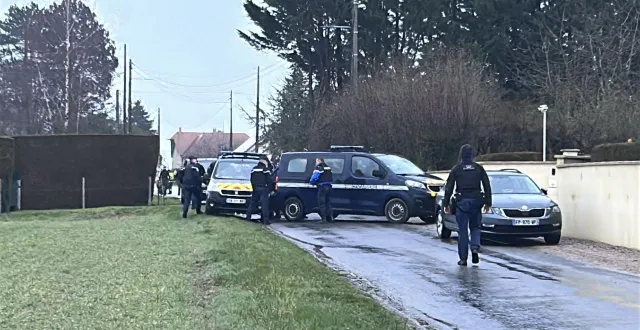 photo  les gendarmes ont quadrillé le village de saint-christophe-le-jajolet, où a disparu lydie logé, en 1993.  &copy;  ouest-france 
