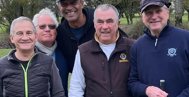 photo  yannick noah entouré de l’équipe du golf de sargé.  &copy;  le mans golfier 